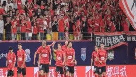 申花队后防核心安德烈路易斯伤退，球队紧急调整应对策略